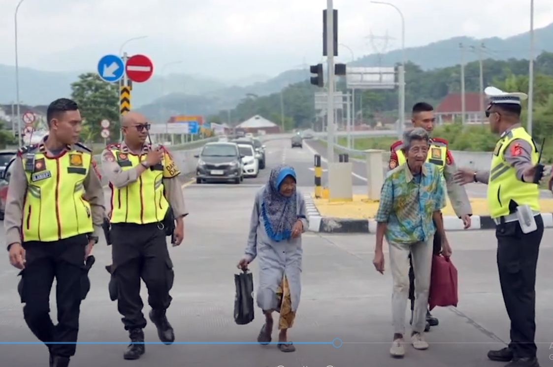 Terharu Banget! Sepasang Lansia Ini Nekad Jalan Kaki Di Jalan Tol Cisumdawu Demi Jenguk Cucu