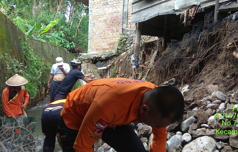 Dinding Irigasi Ambruk Diterjang Longsor,, BPBD Ingatkan Warga di Bantaran Sungai