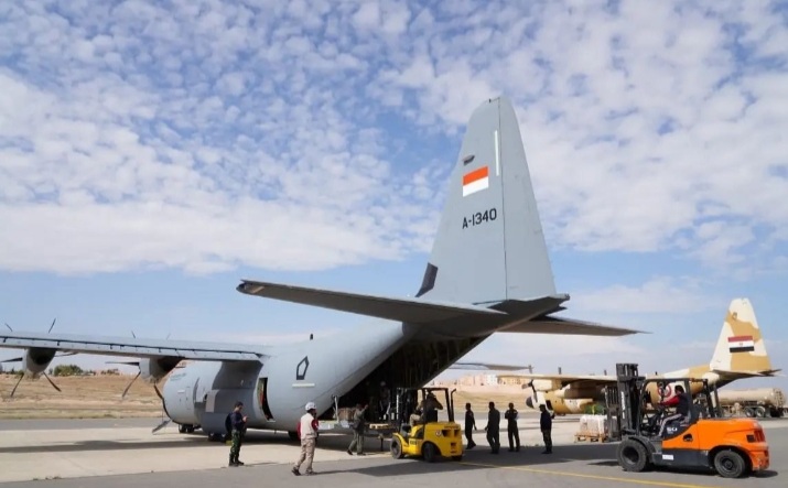 Pesawat Hercules TNI AU Sukses Terjunkan Bantuan di Gaza