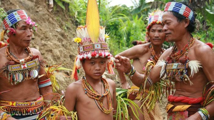 Mengintip Tradisi Unik dan Nyeleneh 5 Suku Indonesia