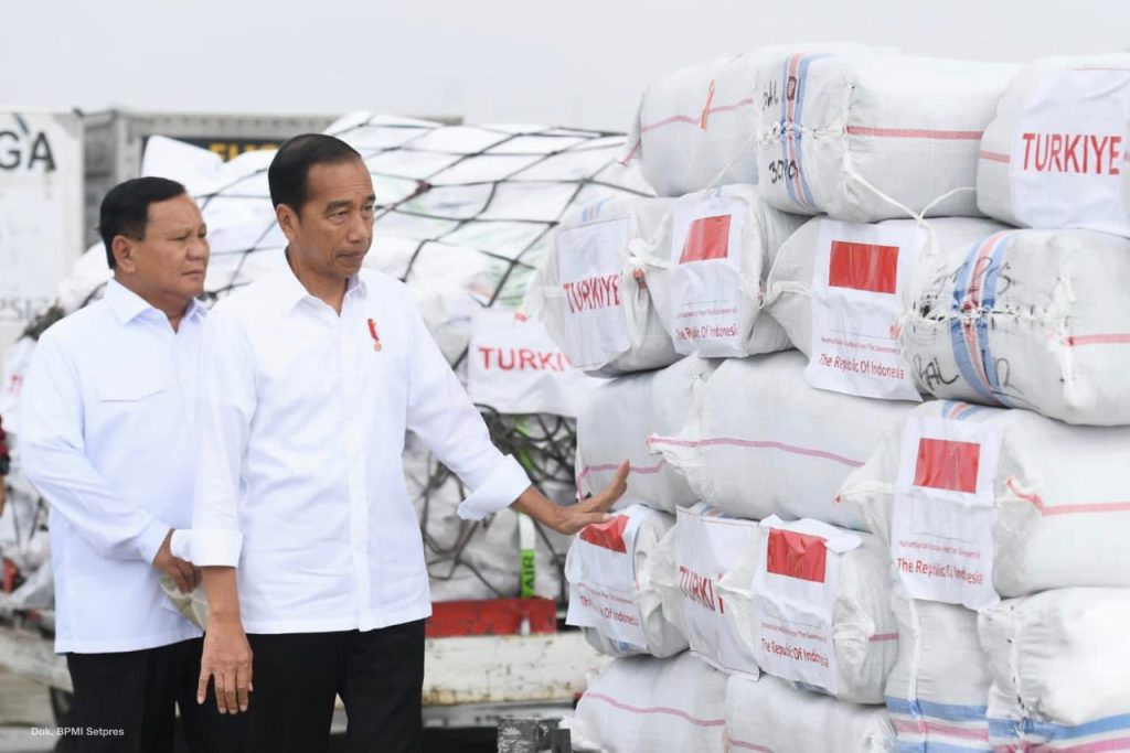 Presiden Jokowi Didampingi Menhan Prabowo Lepas Keberangkatan Bantuan Kemanusiaan untuk Turki dan Suriah