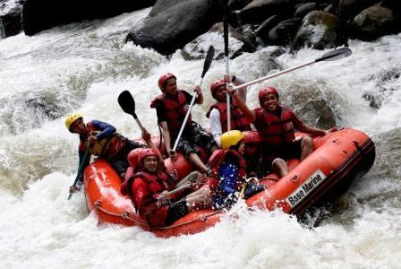Menaklukkan Jeram Sungai Kaliwatu, Sensasi Wisata Arung Jeram di Malang yang Wajib Dikunjungi