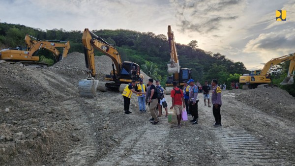 PUPR Buka Jalan Trans Pulau Timor Pascalongsor Di NTT