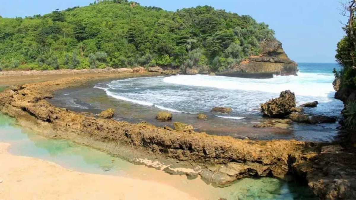 Pesona Pantai Batu Bengkung, Wisata Alam Pesisir yang Memanjakan Jiwa, Cocok Untuk Loh!