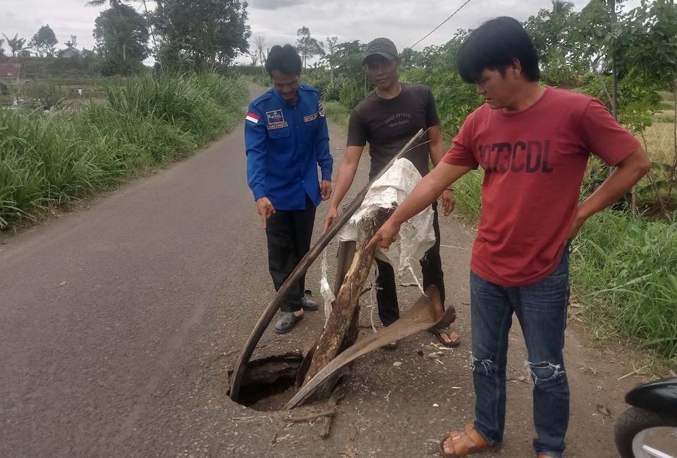 Waspada, Lubang Besar di Jalan Cawang Baru Ancam Pemotor 