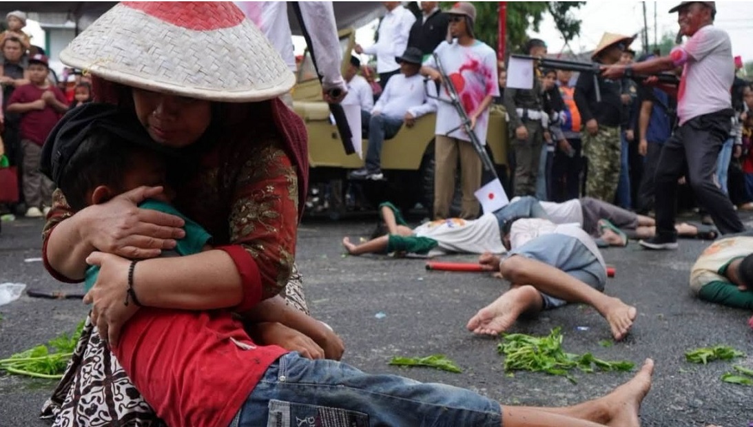 Aksi Teatrikal Pukau Penonton Karnaval dan Pawai Pembangunan
