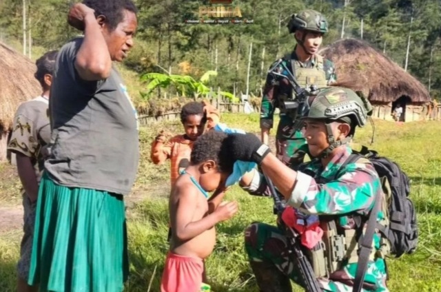 BRAVOO Prajurit TNI, Beri Bantuan Pakaian Kepada Anak di Kampung Wuloni Papua