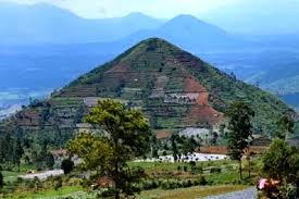 Situs Gunung Padang Penuh Dengan Aura Magis, Begini Ritual Yang Dilakukan Warga di Puncak Punden Berundak