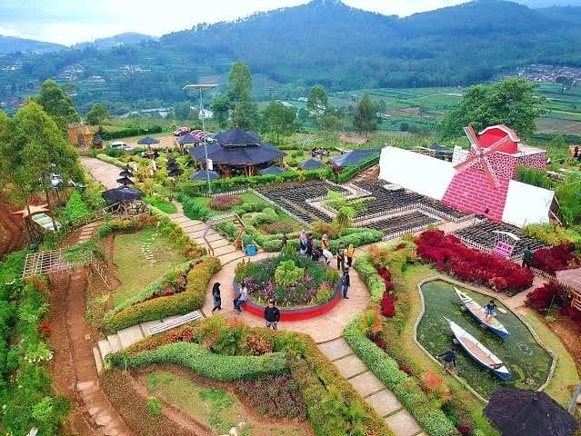 Kalian Wajib Kesini, Bukit Nirwana yang Sajikan Pemandangan Menakjubkan!