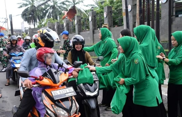 Ramadhan Berkah, Korem 044/Gapo Dan Persit KCK Berbagi Takjil Buka Puasa