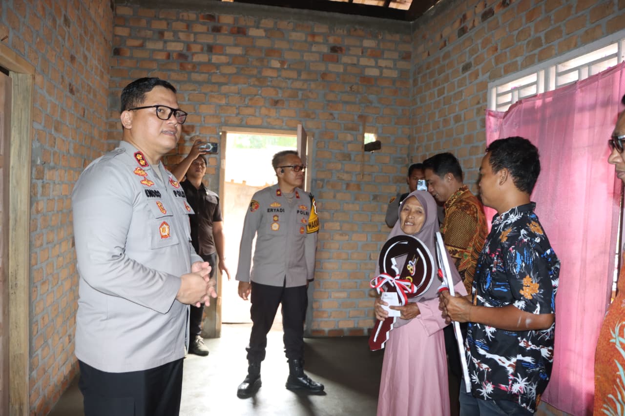 Polda Sumsel Perkuat Kesejahteraan Masyarakat Melalui Bedah Rumah, MCK, dan Bakti Religi