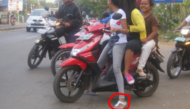 Naik Motor Pakai Sandal Jepit di Jalan Raya, Ini Dia Bahayanya!