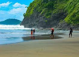 Pantai Surumanis, Sebuah Permata Tersembunyi di Kebumen untuk Bersantai dan Berpetualang