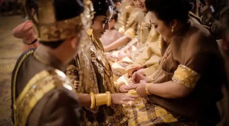 Indonesia, Adat dan Tradisi Dengan Ritual Unik, Bebas Pilih Perawan Atau Bersuami, Ini Sukunya.
