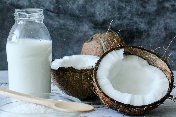 5 Manfaat Unik Dari Santan Kelapa, Salah Satunya Bisa Menjaga Berat Badan!