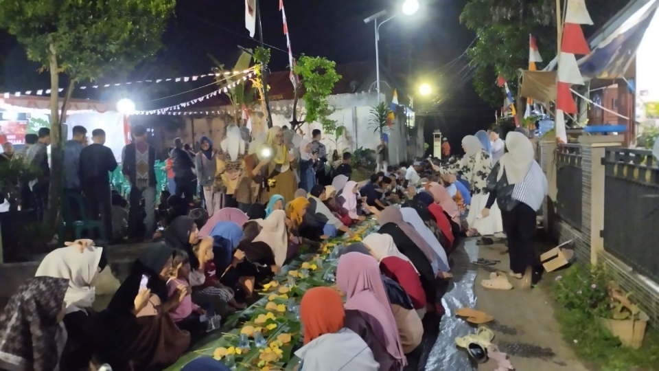 Kompak Penuh Kebersamaan, Liwetan Kampung Meriahkan Kemerdekaan HUT RI