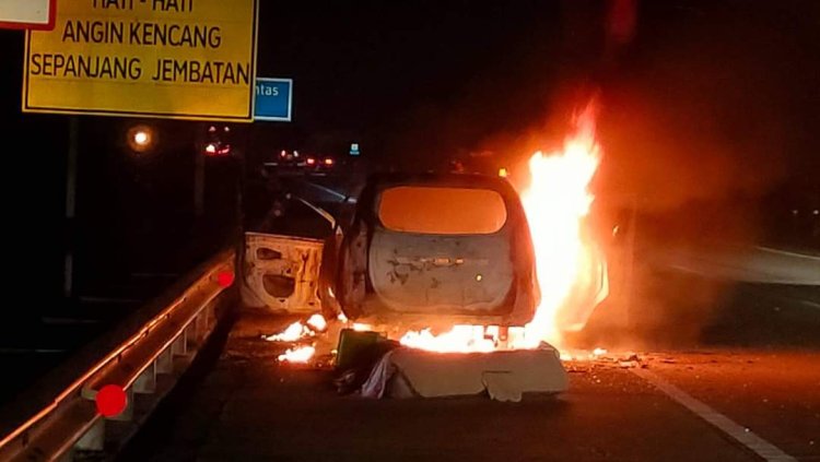 Gegara Ini! Mobil Pemudik Terbakar di Tol Mojokerto