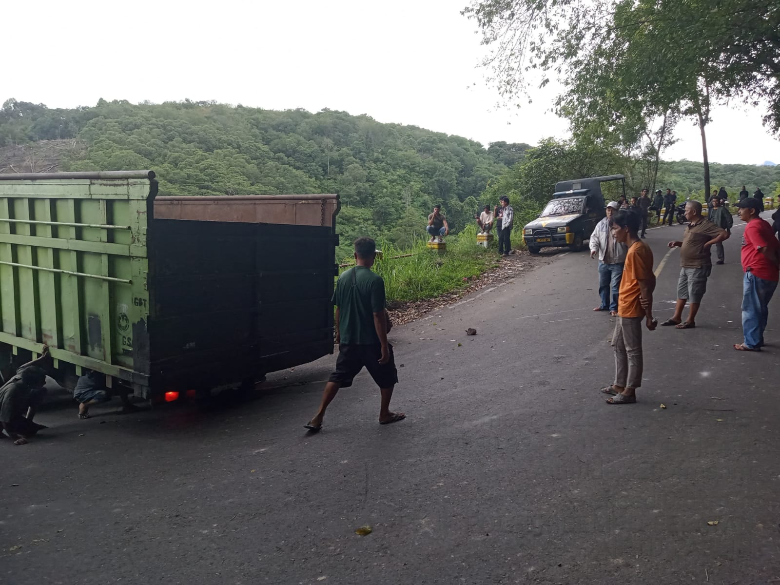 Kapolsek Dempo Selatan Bertindak Cepat: Truk R10 Tersangkut di Tikungan Endikat Berhasil Dievakuasi