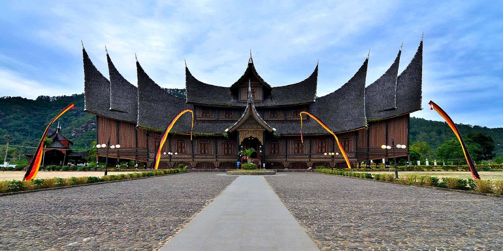 Eksplorasi Wisata Sejarah Dan Budaya Di Istana Pagaruyung Lorong Waktu