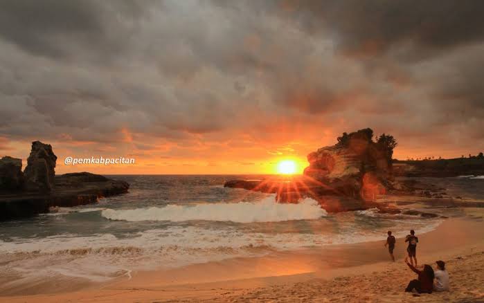 7 Pantai Terbaik di Indonesia untuk Menikmati Sunset yang Spektakuler