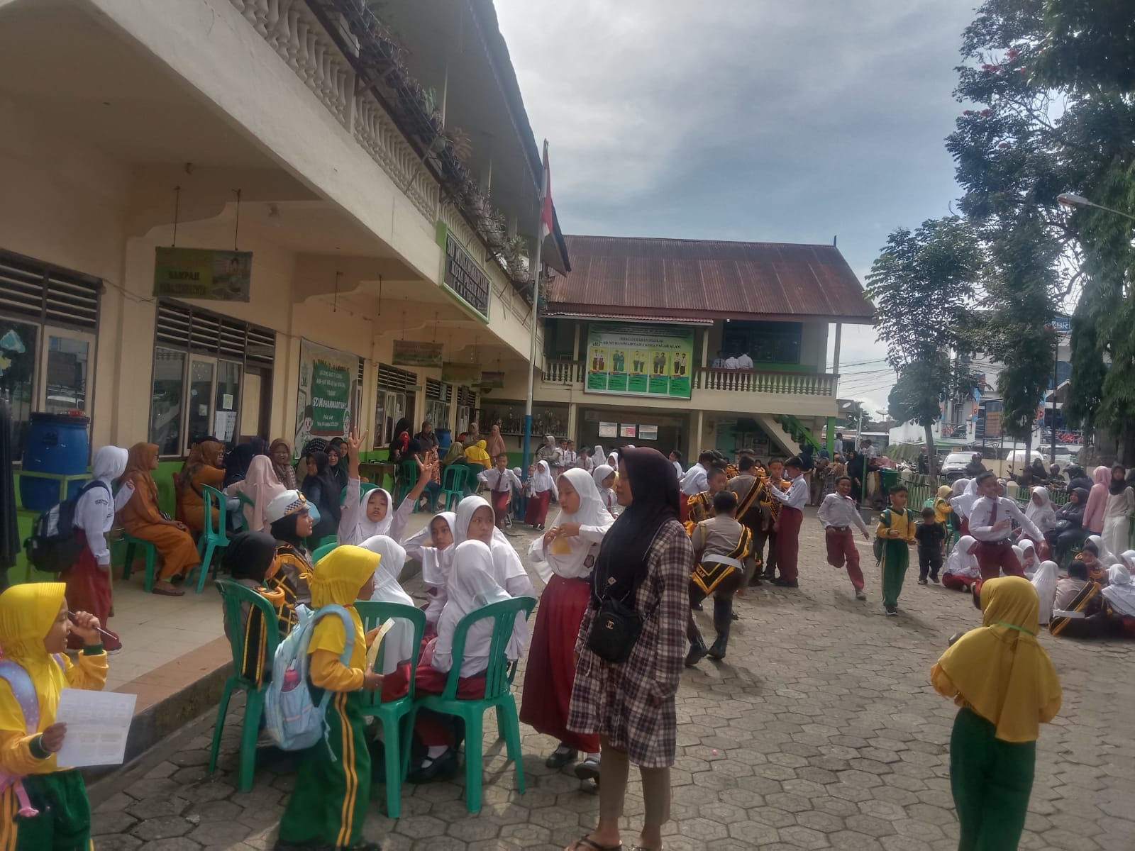 Wali Murid Antusias Antar Anak ke Sekolah Awal Tahun Ajaran Baru