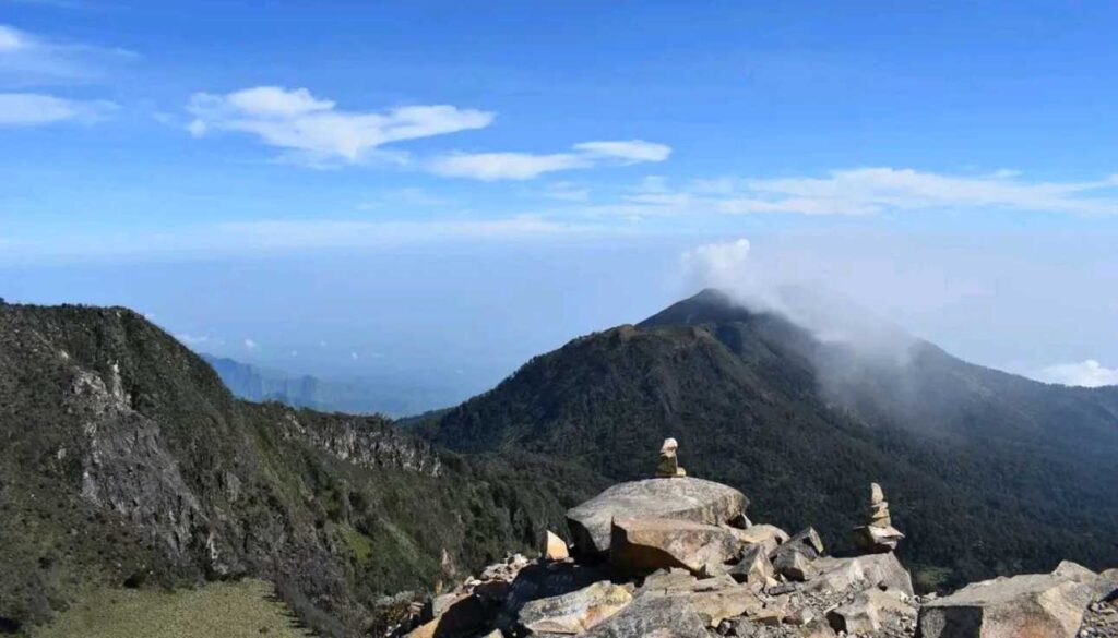 Meraih Kedamaian Lewat Ritual Mistis, Begini Legenda Pertapaan di Gunung Arjuno