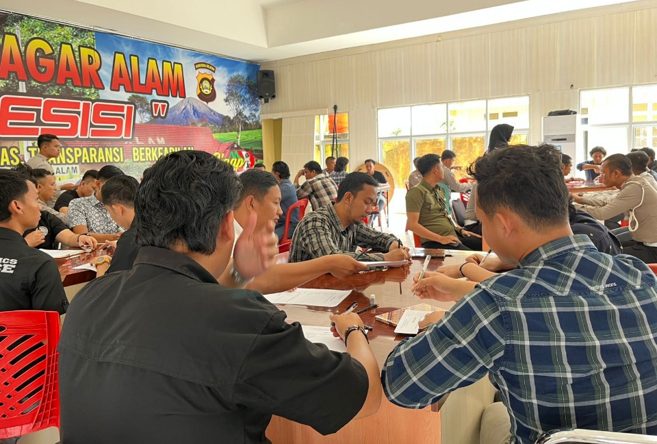 Tak Sembarang Pegang Senpi Dinas, Ternyata Syaratnya Seperti Ini Bagi Anggota Polri