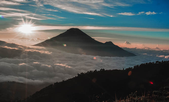 Miliki Nama Unik dan Menarik! Inilah 7 Gunung di Indonesia dengan Sejarahnya 