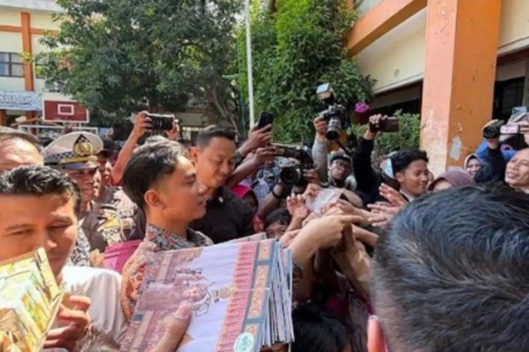 Wakil Presiden Terpilih Gibran Rakabuming Raka Berbagi Kebahagiaan di SDN Margorejo VI Surabaya
