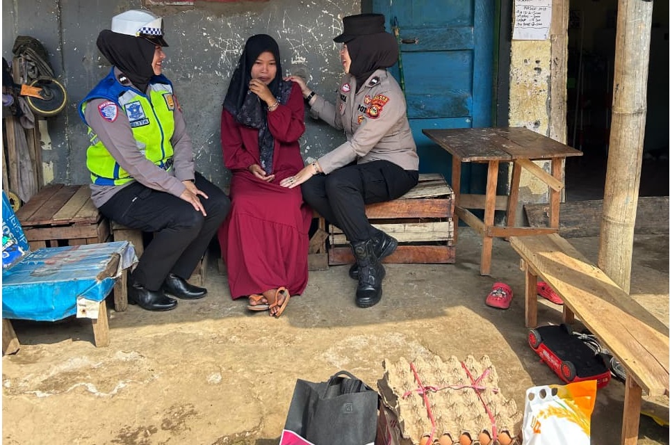 Polwan Peduli Sentuh Warga Pagar Alam 