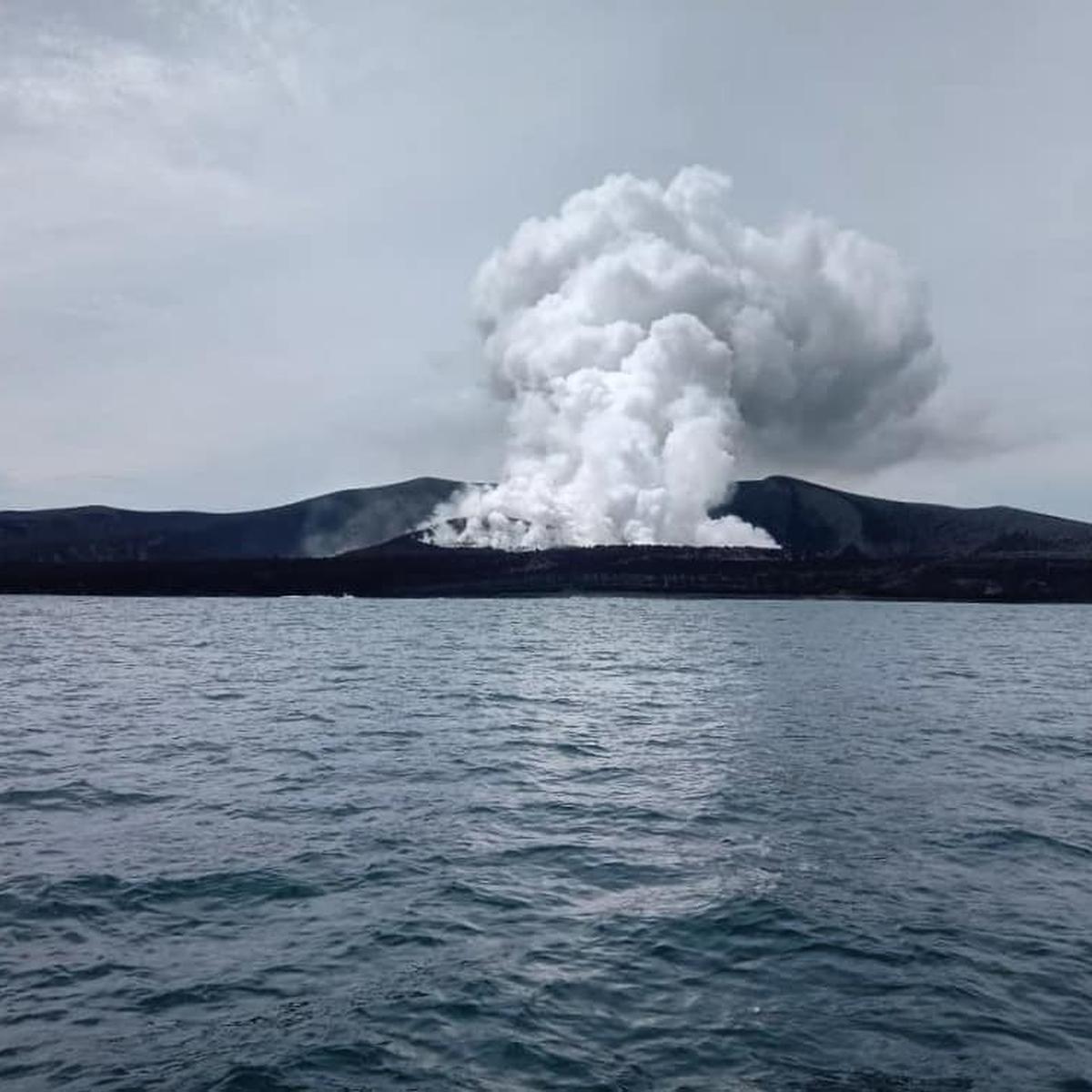 Waspada! Gunung Anak Krakatau Semburkan Abu Setinggi 750 Meter
