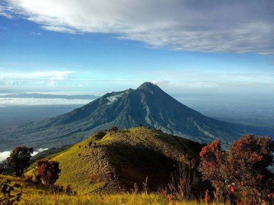 Penuh Tempat Angker, Gunung Lawu Dikenal Memiliki Beragam Cerita Mistis 