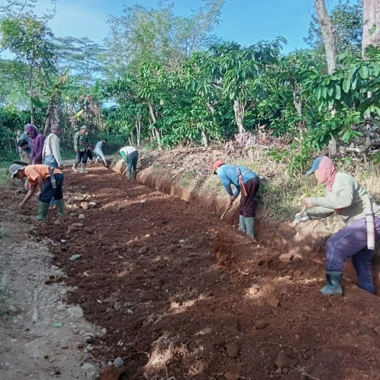 Warga Dusun Talang Banan Gotong Royong Perbaiki Jalan