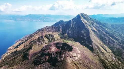 Kekuatan Alam dan Spiritual: Sejarah Gunung Iliwerung yang Penuh Misteri