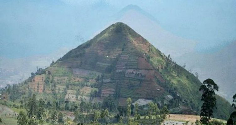 Terselubung Tabir Misteri, peneliti Dibuat Bingung dengan Struktus Piramida Gunung Padang Terkuno 2.500 SM
