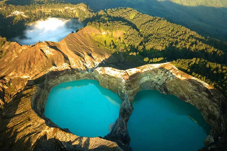 Mengungkap Misteri Gunung Kelimutu: Keajaiban Alam yang Menyimpan Cerita