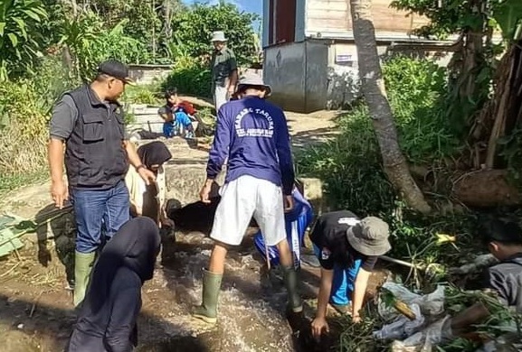 Gotong Royong Bersihkan Irigasi Tersumbat, Lurah Minta Fasilitas Atasi Sampah