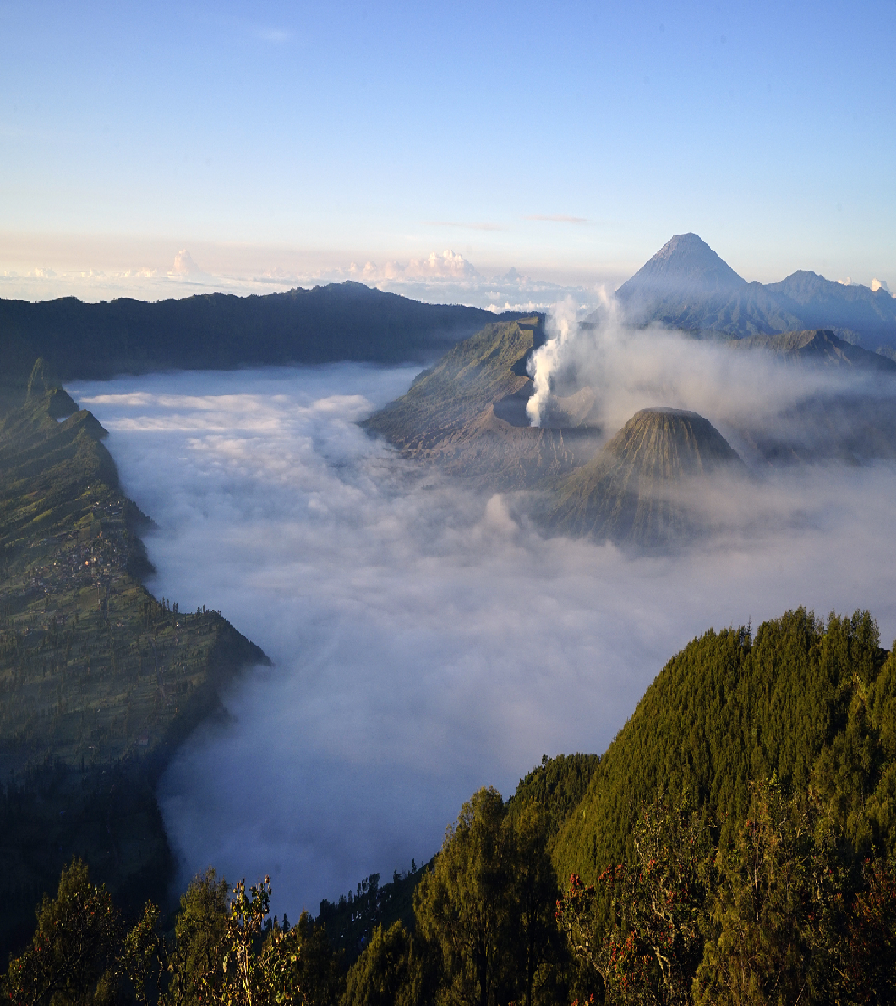 Meneliti Sejarah dan Misteri Gunung Penanjakan: Antara Alam dan Spiritual