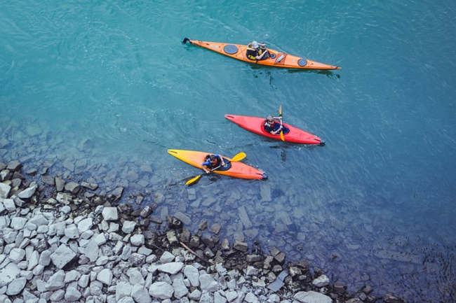 Ingin Merasakan Sensasi Main Kayak  yang Menantang? Ini 5 Spot Favorit di Indonesia!