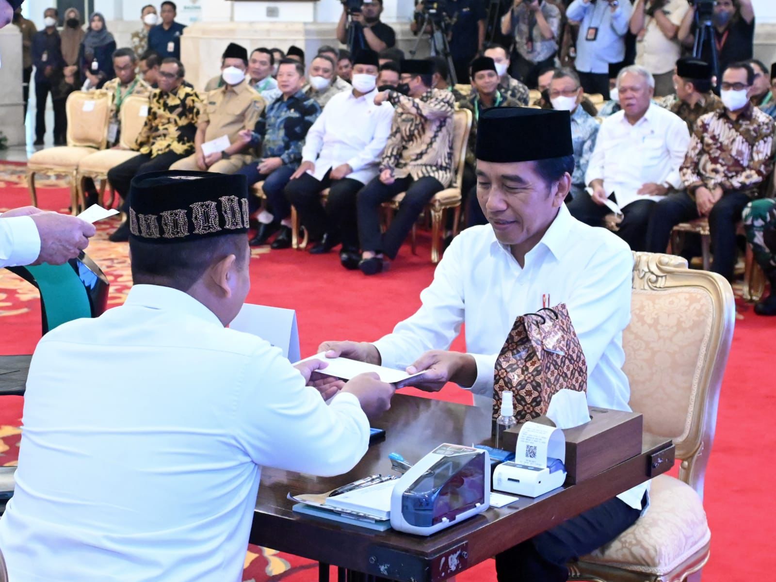 Presiden Jokowi Imbau Umat Islam di Tanah Air Serahkan Zakat ke Baznas