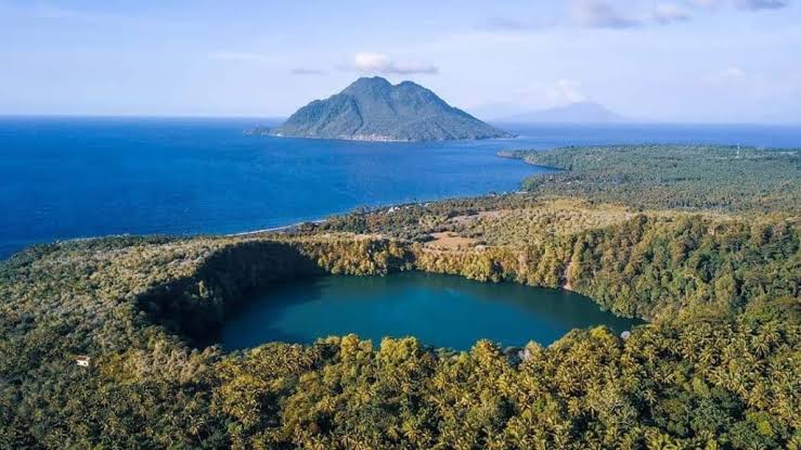 Mengungkap Keajaiban Alam, Legenda dan Keindahan Danau Tolire di Maluku Utara