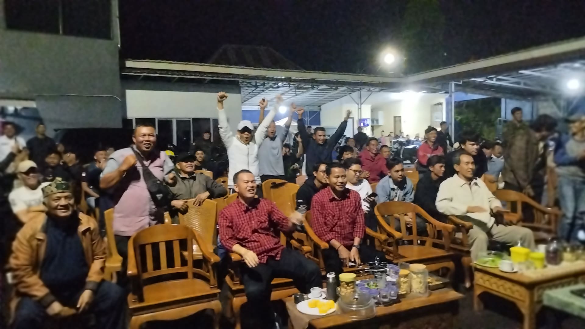 Gelar Nobar Kualifikasi Piala Dunia, Paslon ALAF Bersama Masyarakat Antusias!