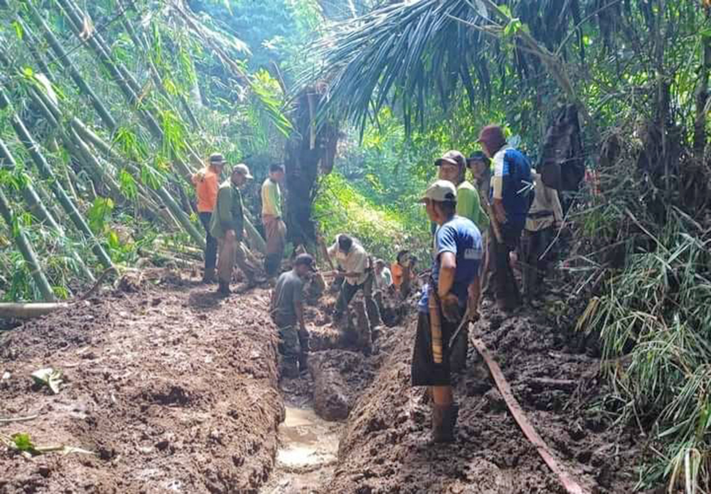 Warga Gotong Royong Normalisasi Irigasi 