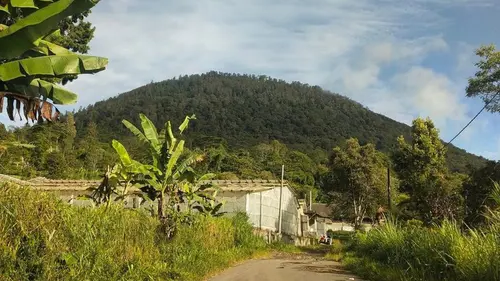 Gunung Pohen: Cerita di Balik Nama dan Keajaiban Spiritualnya