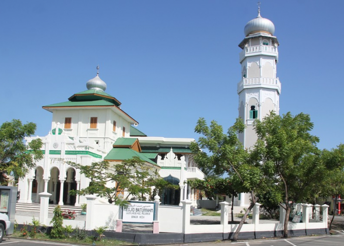 Masjid Baiturrahim Ulee Lheue: Simbol Ketahanan Masyarakat Aceh