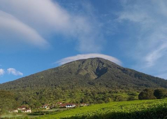 Pendaki Wajib Tahu, Ini Gunung Yang Terkenal di Pulau Sumatera