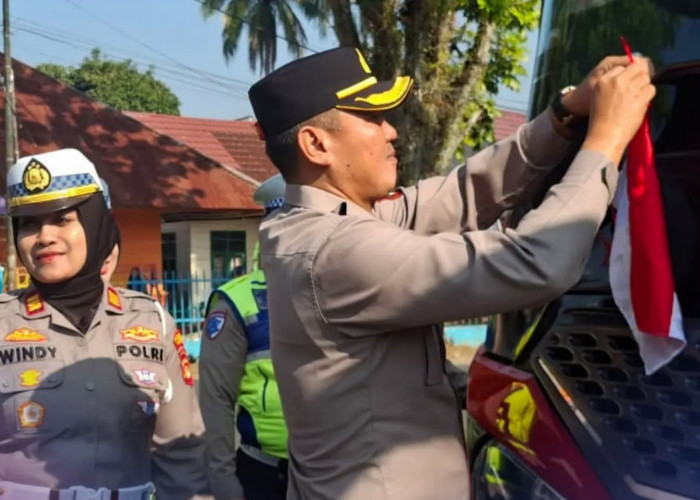 Gelorakan Rasa Cinta Tanah Air, Polres Pagar Alam Bagikan Merah Putih ke Pengendara