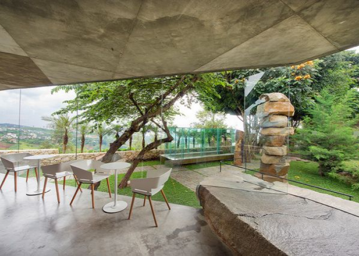 Makna Mendalam, Eksplorasi Karya Seni Batu di Taman Wot Batu Bandung oleh Sunaryo