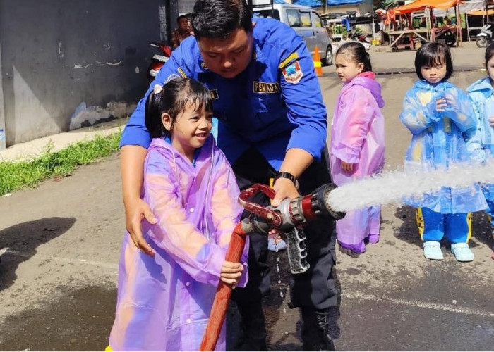 Seru dan Edukatif! Anak KB Al Vina Belajar Jadi Pemadam Cilik di Outing Class Kebakaran