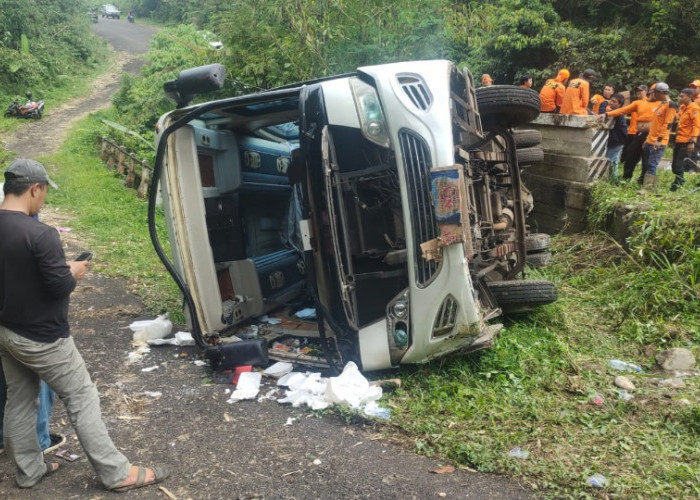Waduuuh Bus Wisata Terguling di Curup Embun, Nasib Sopir dan Penumpang Dilarikan ke Rumah Sakit 